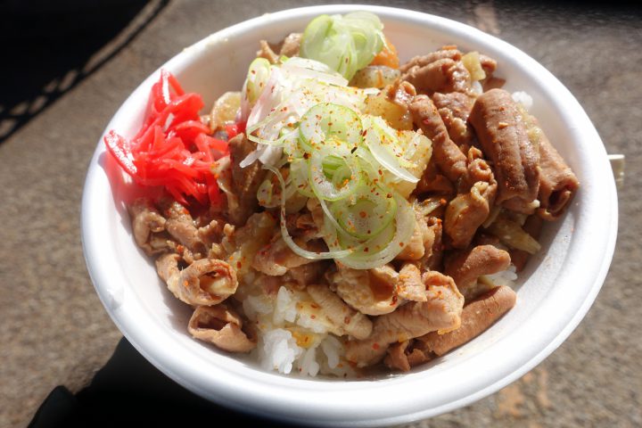 もつ煮丼